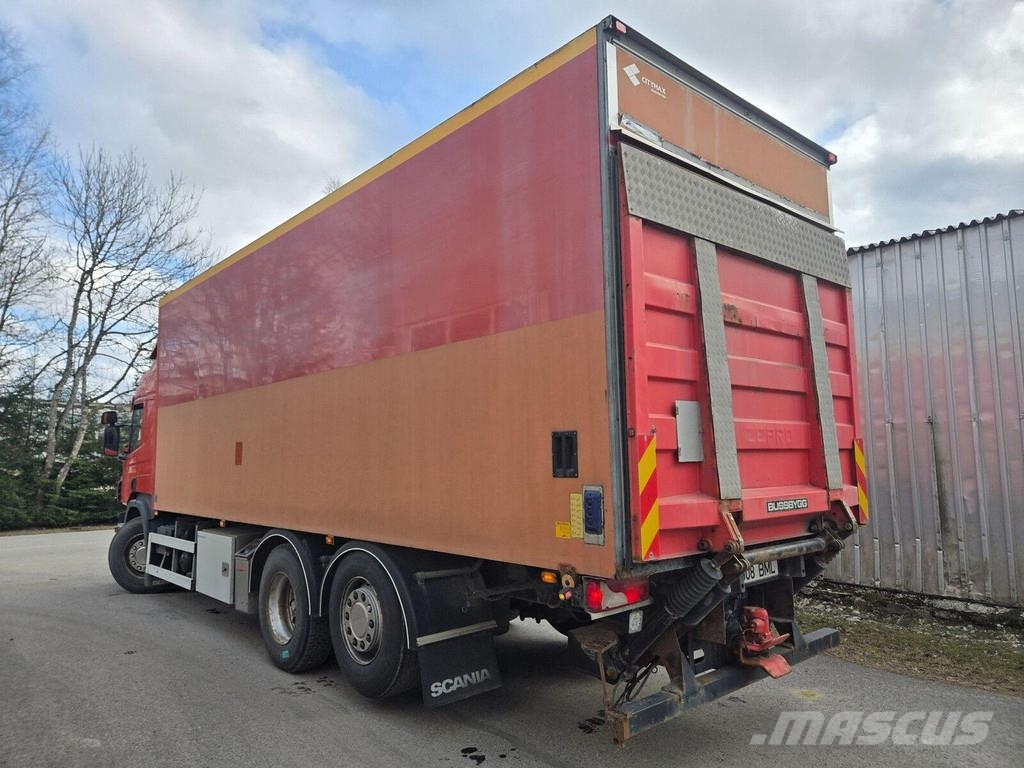 Scania P380 DB6X2HNB Camiones con caja de remolque