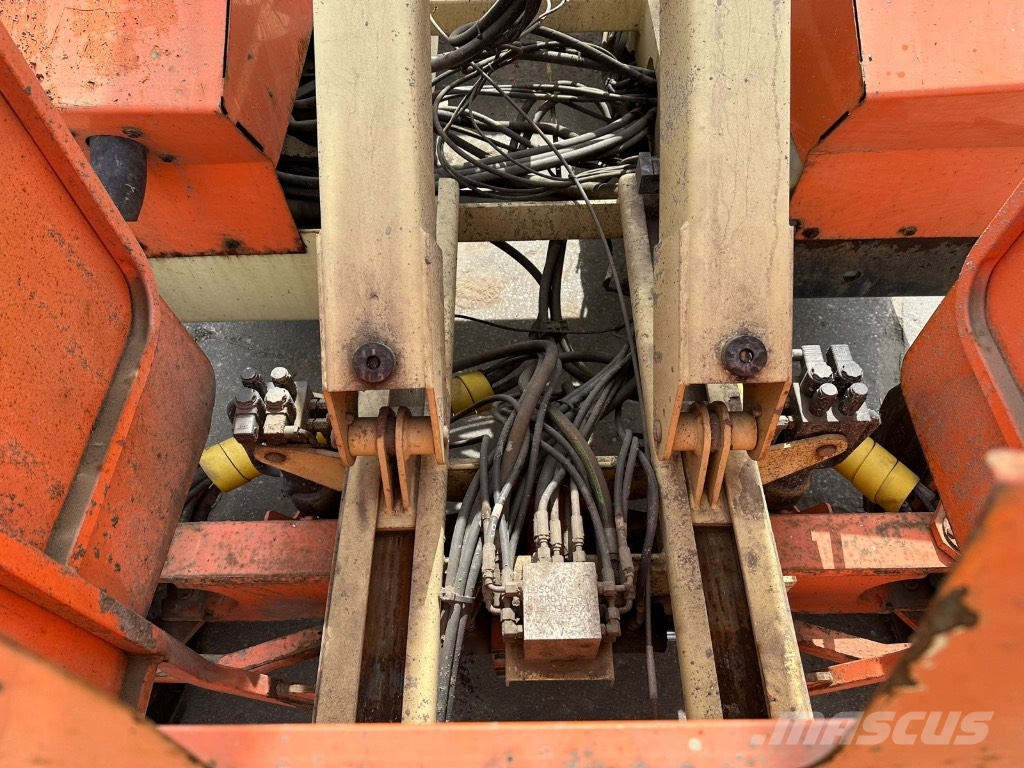 JLG Podnośnik nożycowy JLG 4394RT, 2007rok, 49KM رافعات الإنشاءات