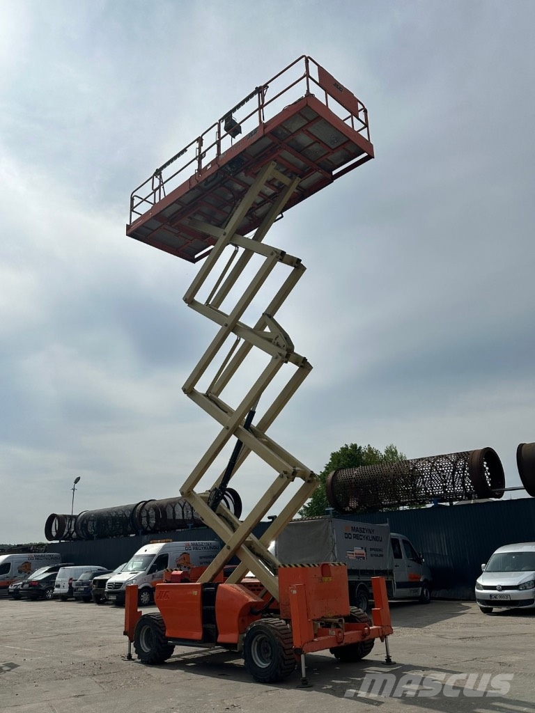 JLG Podnośnik nożycowy JLG 4394RT, 2007rok, 49KM رافعات الإنشاءات