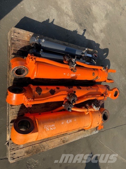 Doosan DL 300-5 USED HYDRAULIC CYLINDER COMPLET Hidráulicos