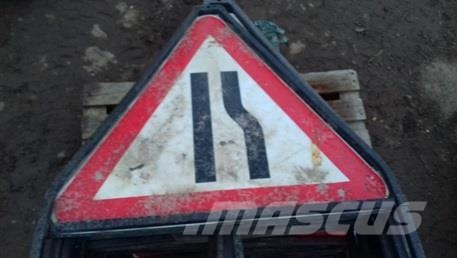 VARIOUS ROAD SIGNS Muut koneet