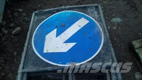 VARIOUS ROAD SIGNS Muut koneet