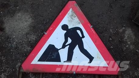 VARIOUS ROAD SIGNS Muut koneet