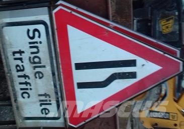 VARIOUS ROAD SIGNS Muut koneet
