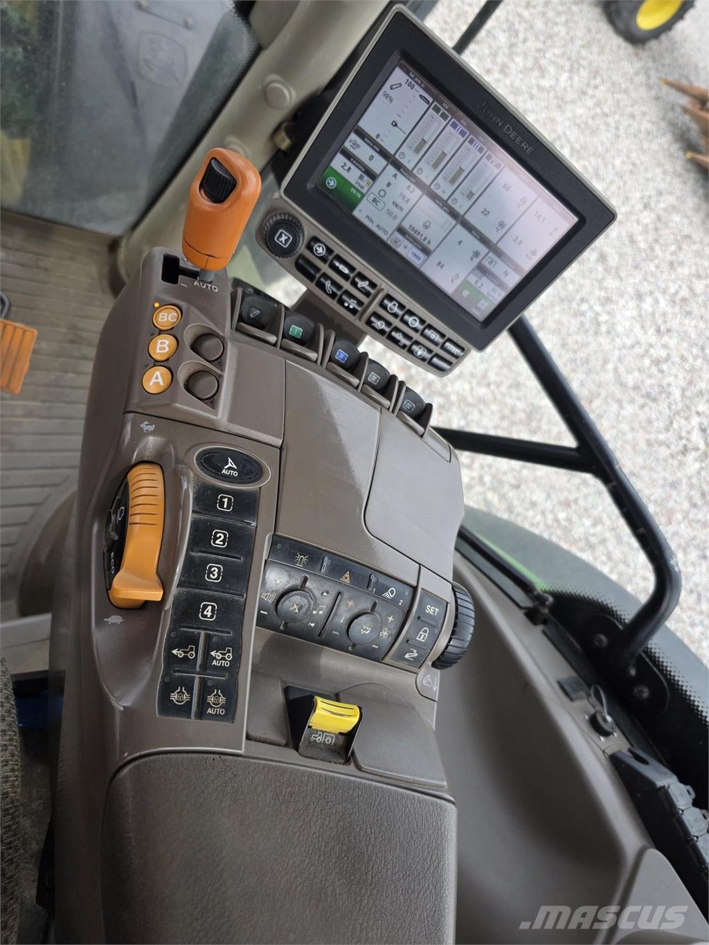 John Deere 6215R الجرارات
