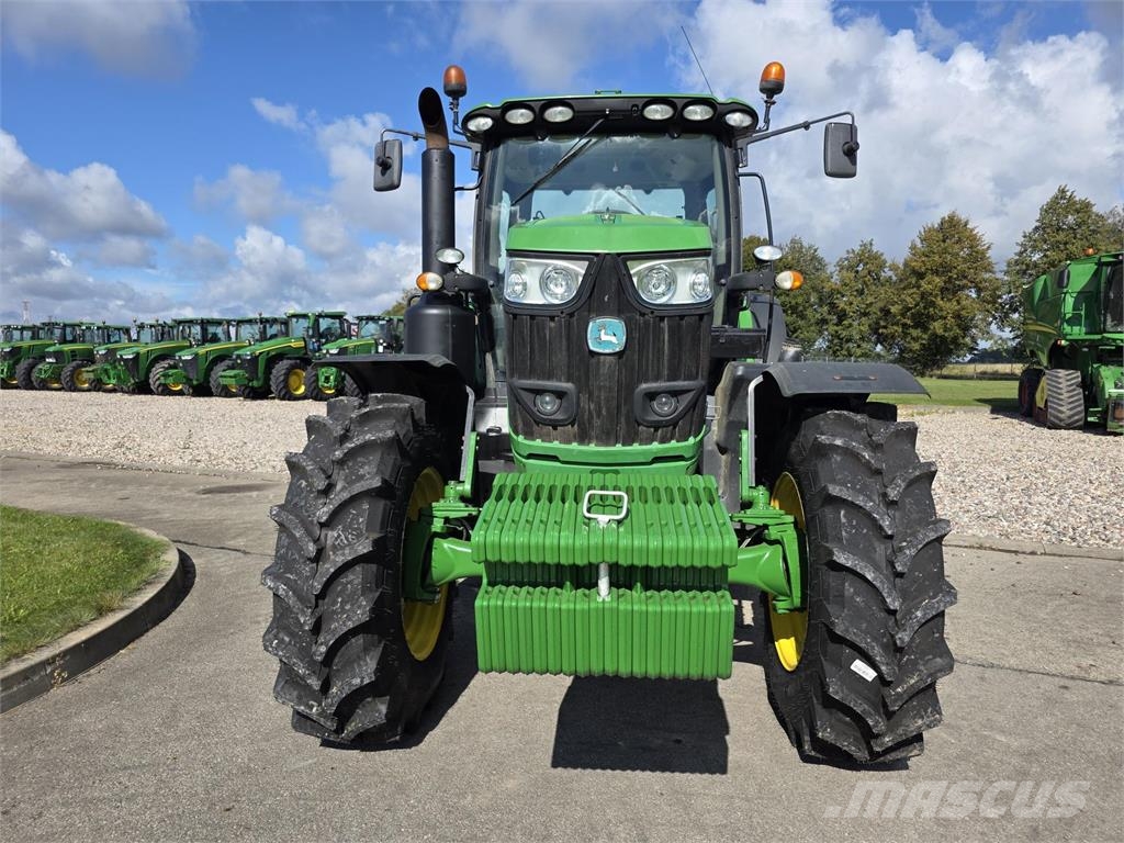John Deere 6215R الجرارات