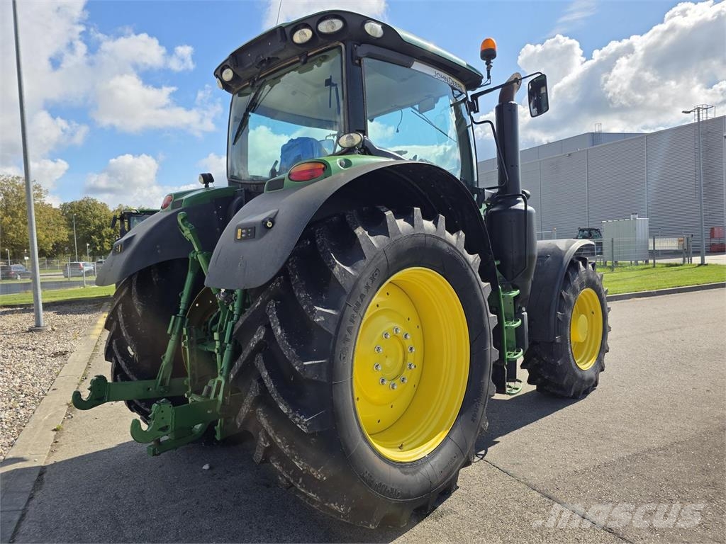 John Deere 6215R الجرارات