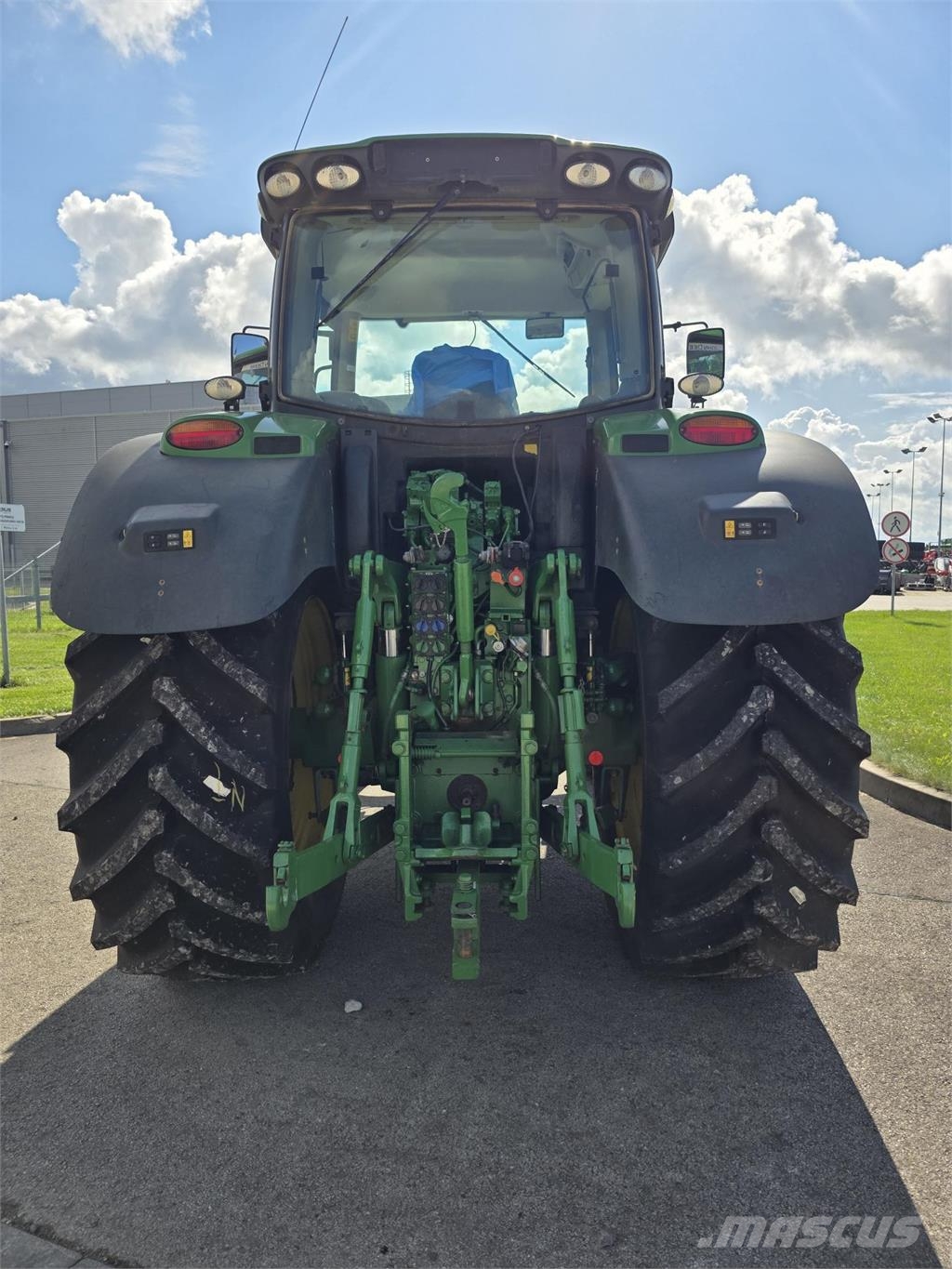 John Deere 6215R الجرارات