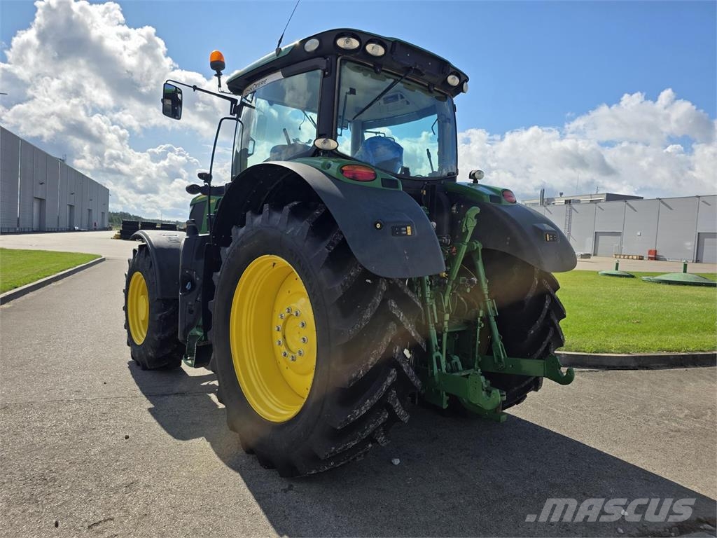 John Deere 6215R الجرارات