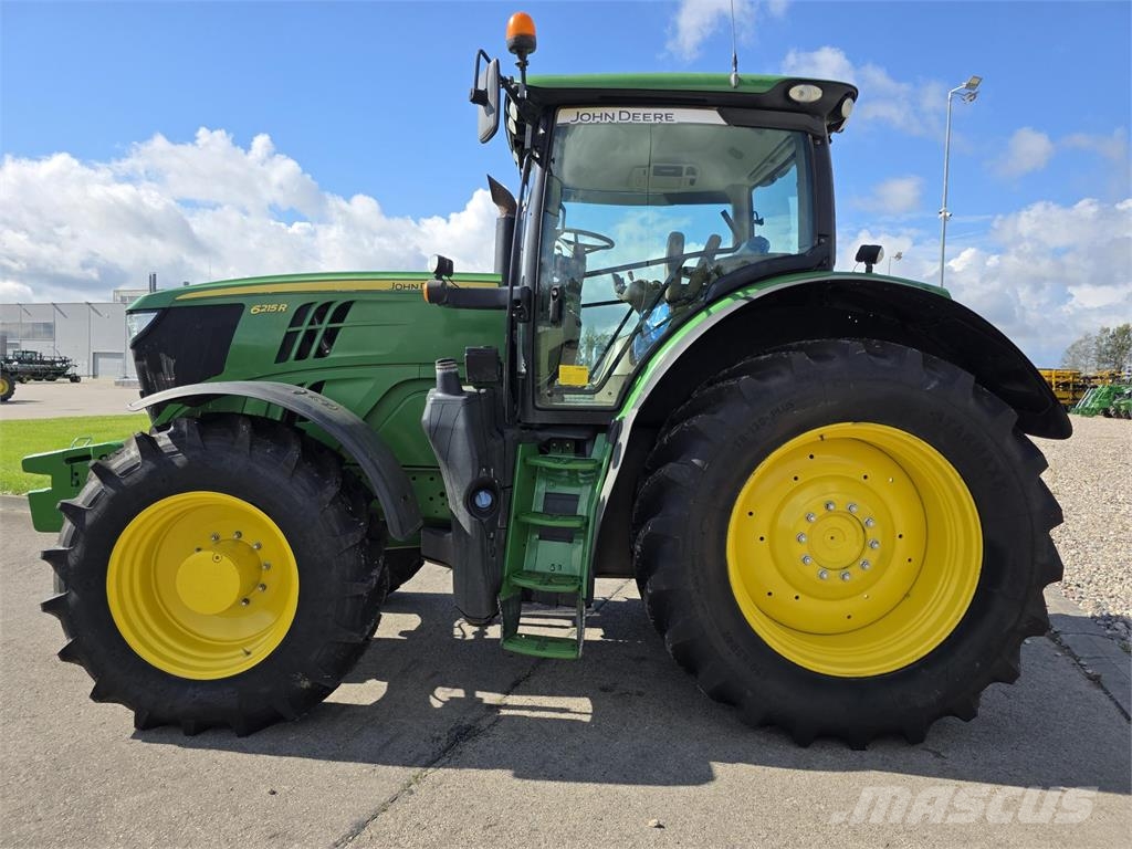 John Deere 6215R الجرارات