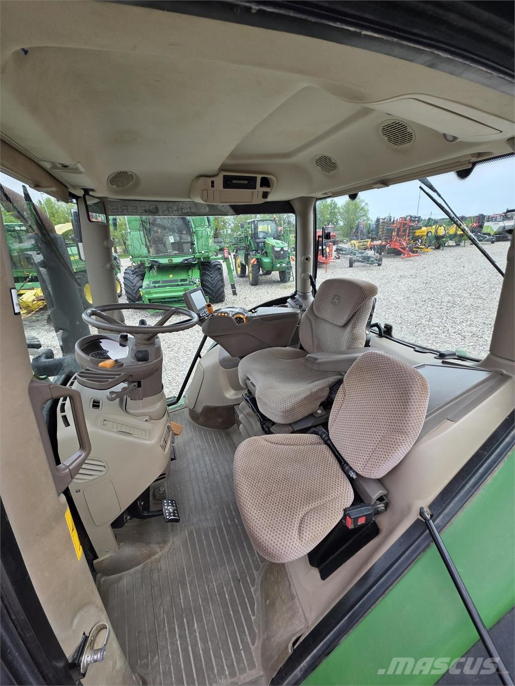 John Deere 6215R الجرارات