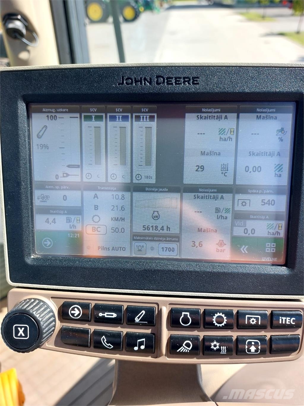 John Deere 6215R الجرارات