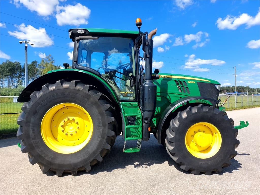 John Deere 6215R الجرارات