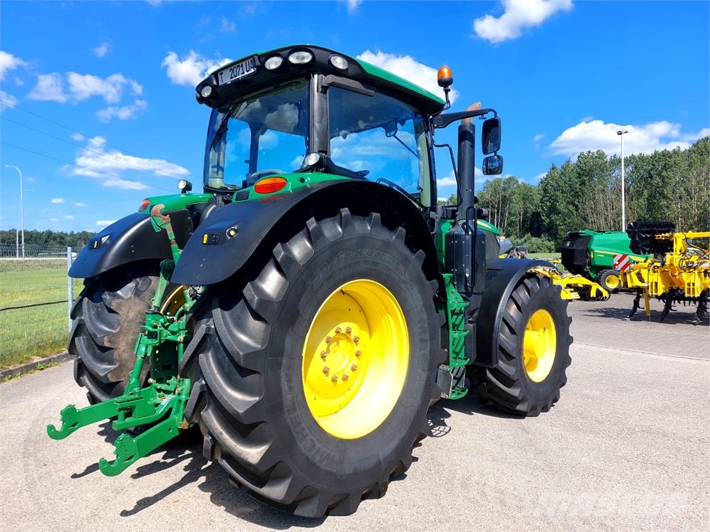 John Deere 6215R الجرارات