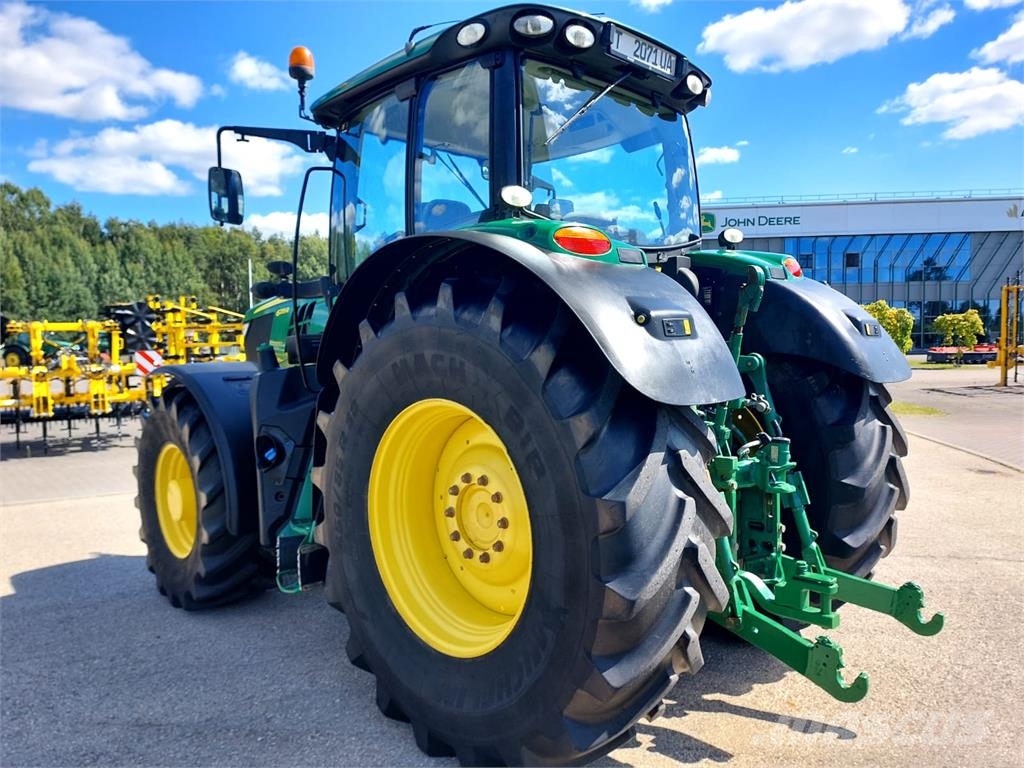 John Deere 6215R الجرارات