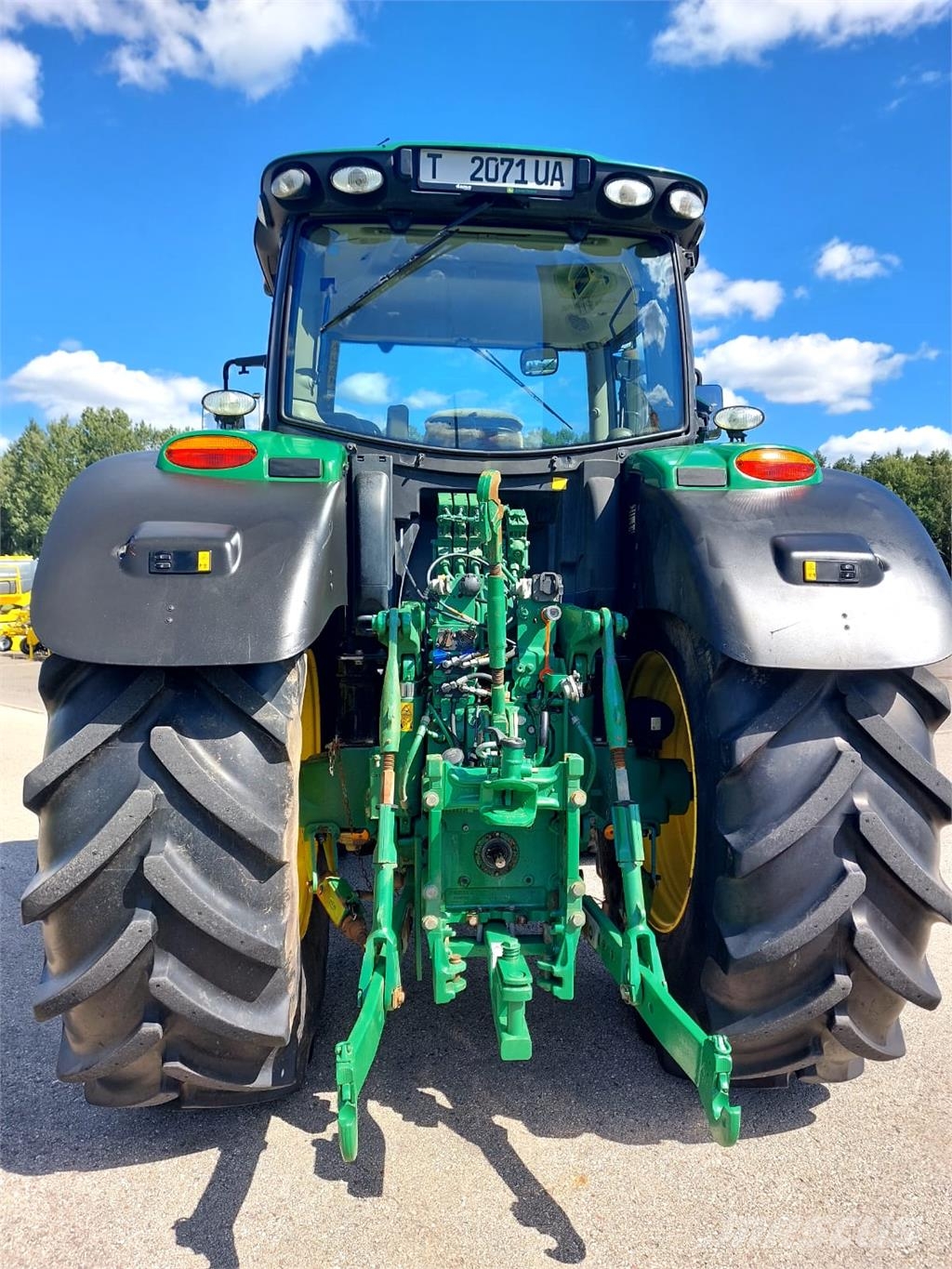 John Deere 6215R الجرارات