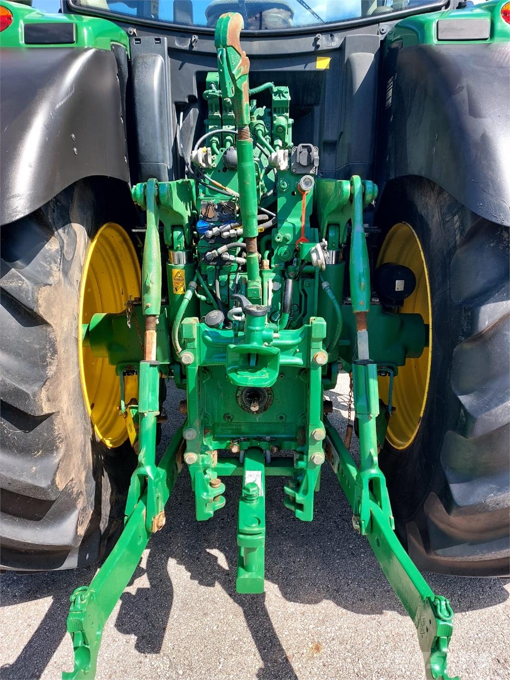 John Deere 6215R الجرارات
