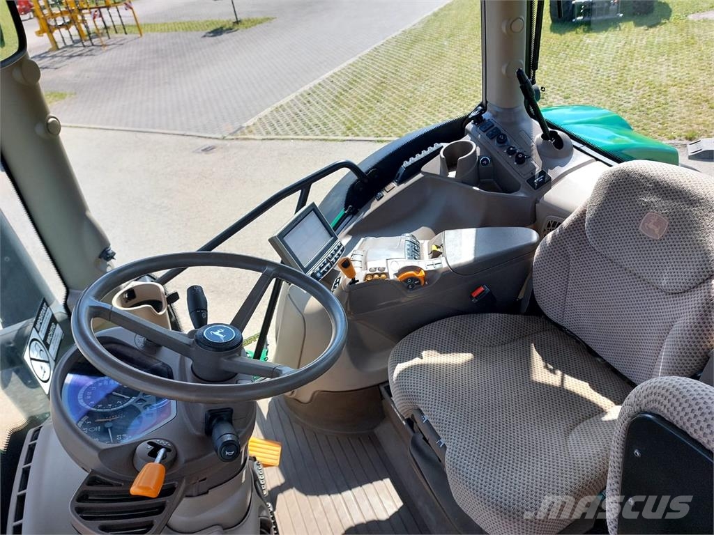 John Deere 6215R الجرارات