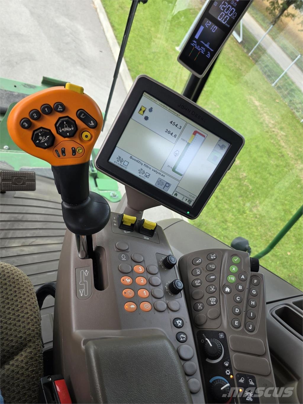 John Deere T670 聯合收穫機