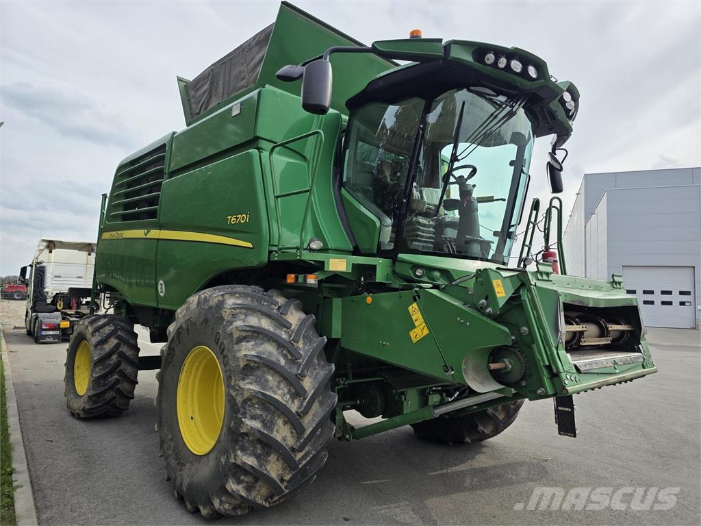 John Deere T670 聯合收穫機