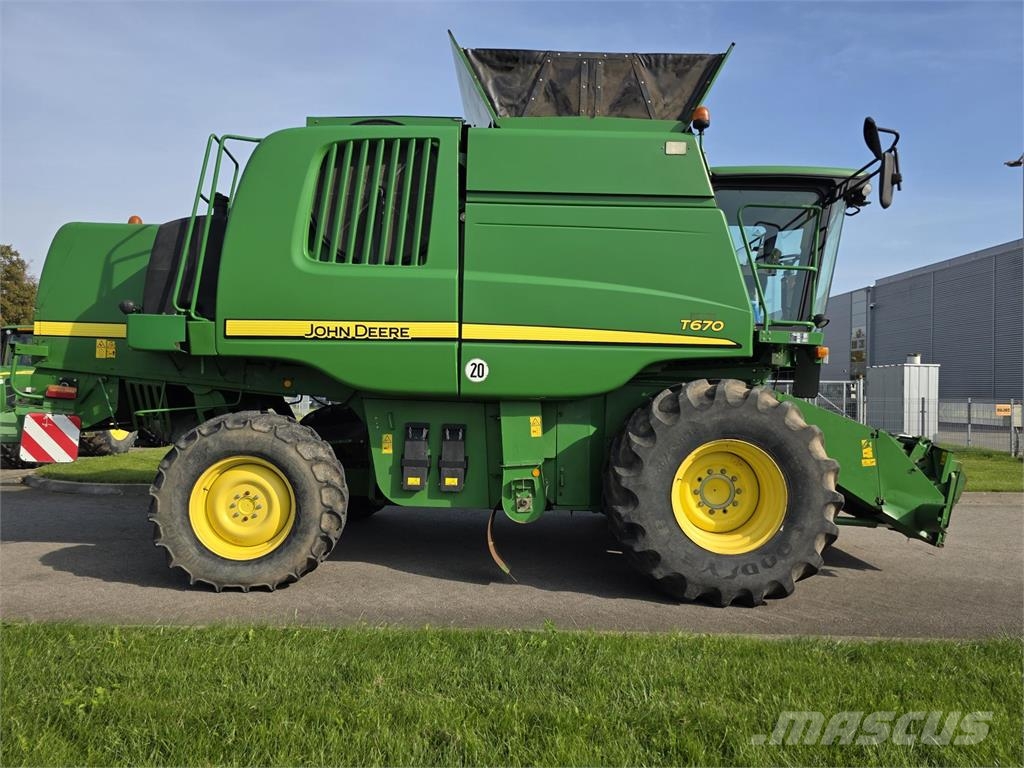 John Deere T670 联合收割机