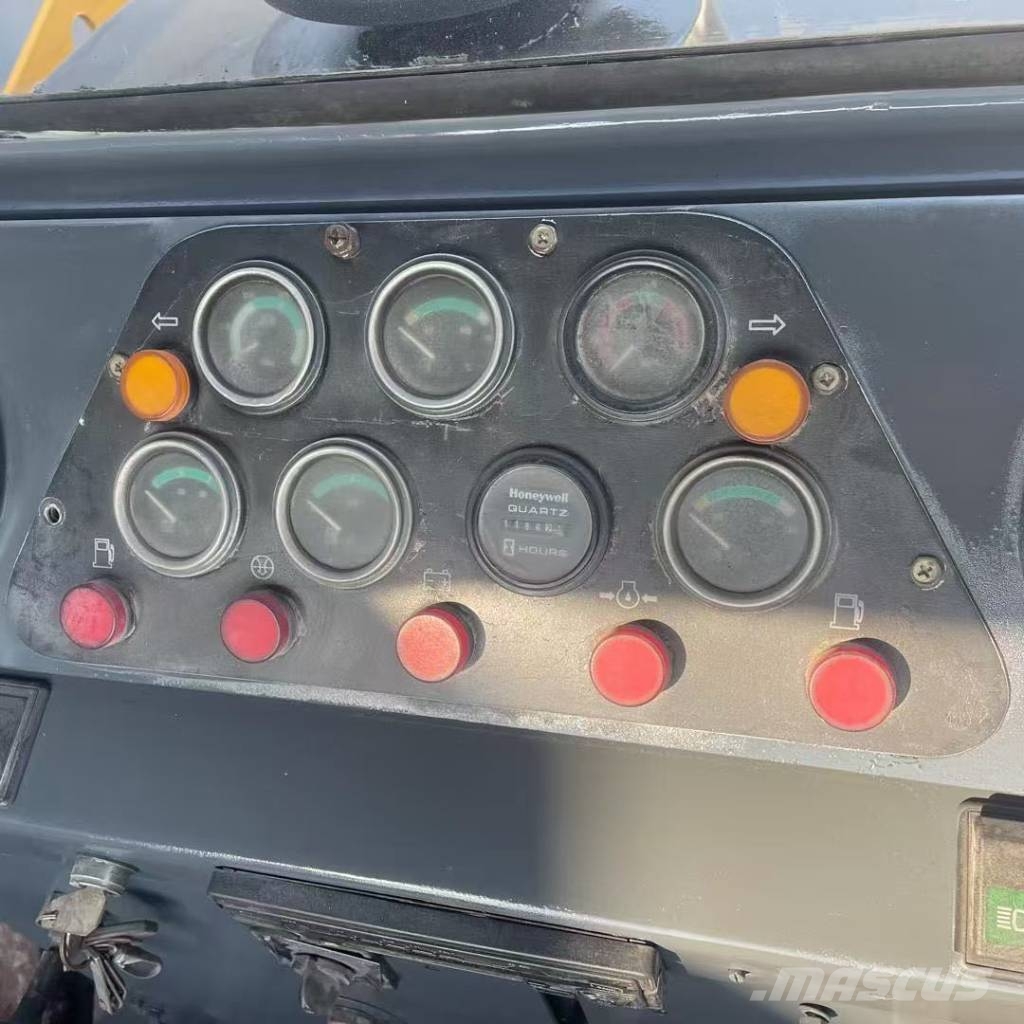 XCMG XP 303 タイヤローラ
