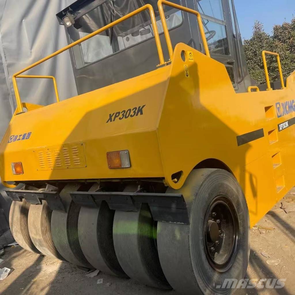 XCMG XP 303 タイヤローラ