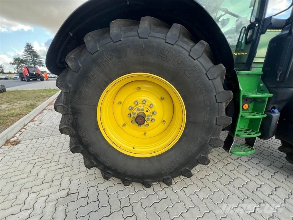 John Deere 6215 R Трактори