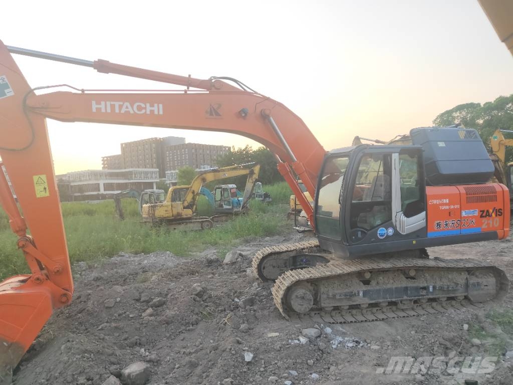 Hitachi ZX 210 حفارات زحافة