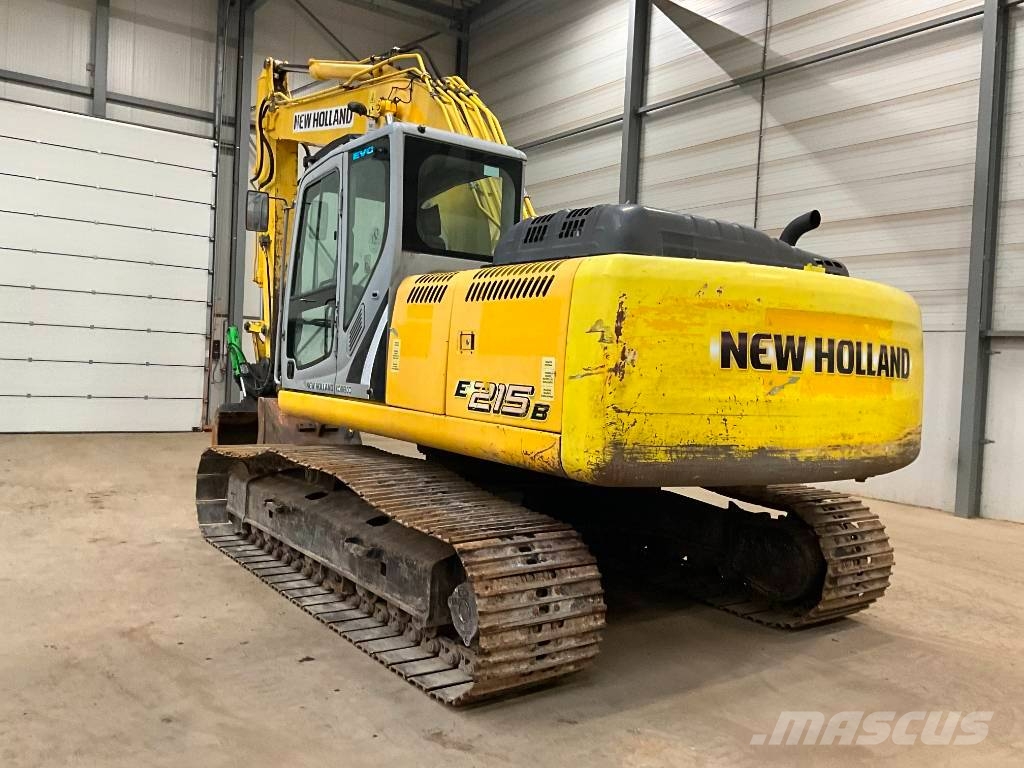 New Holland E 215 B حفارات زحافة