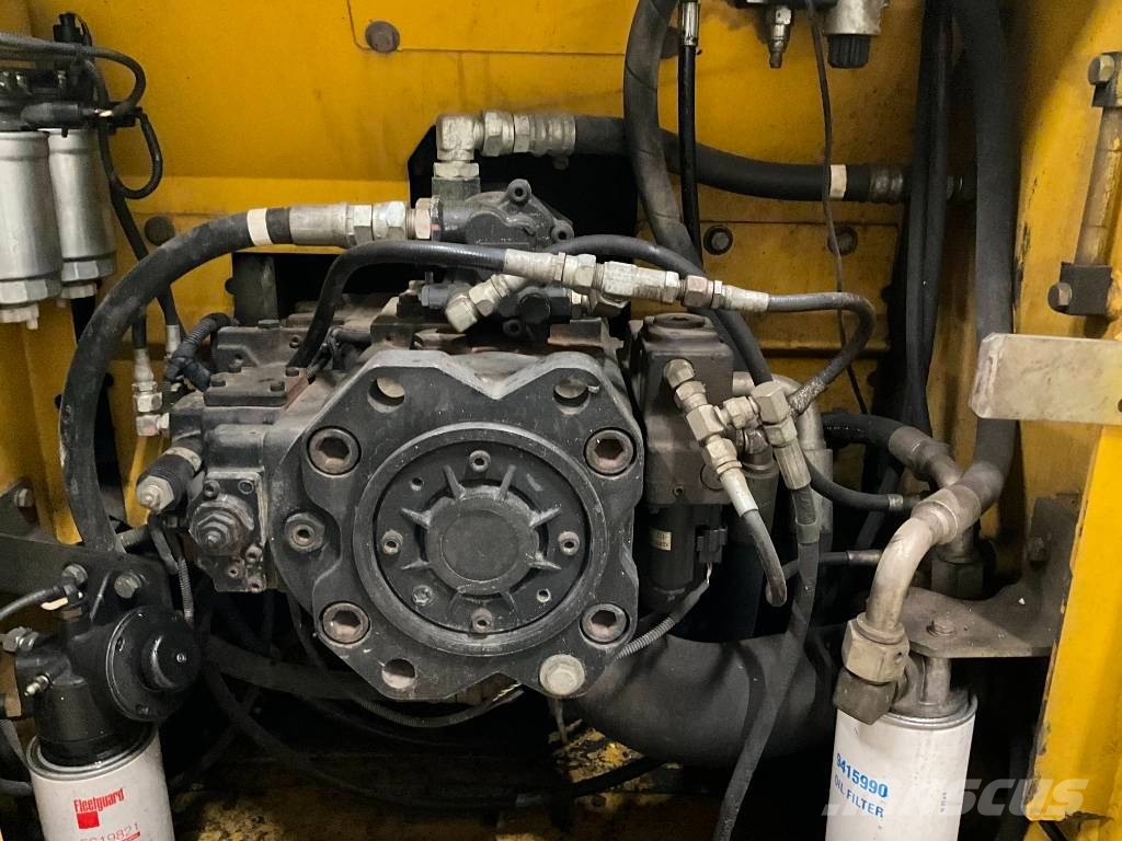 New Holland E 215 B حفارات زحافة