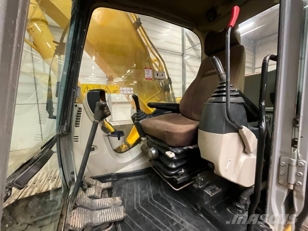 New Holland E 215 B حفارات زحافة