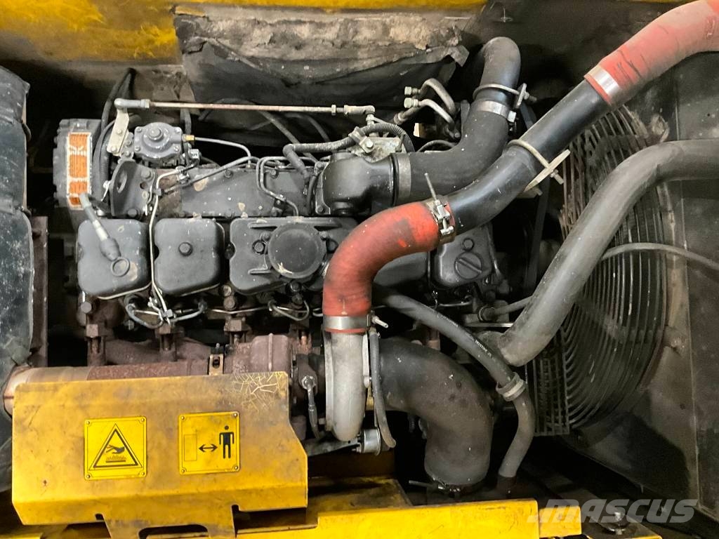 New Holland E 215 B حفارات زحافة