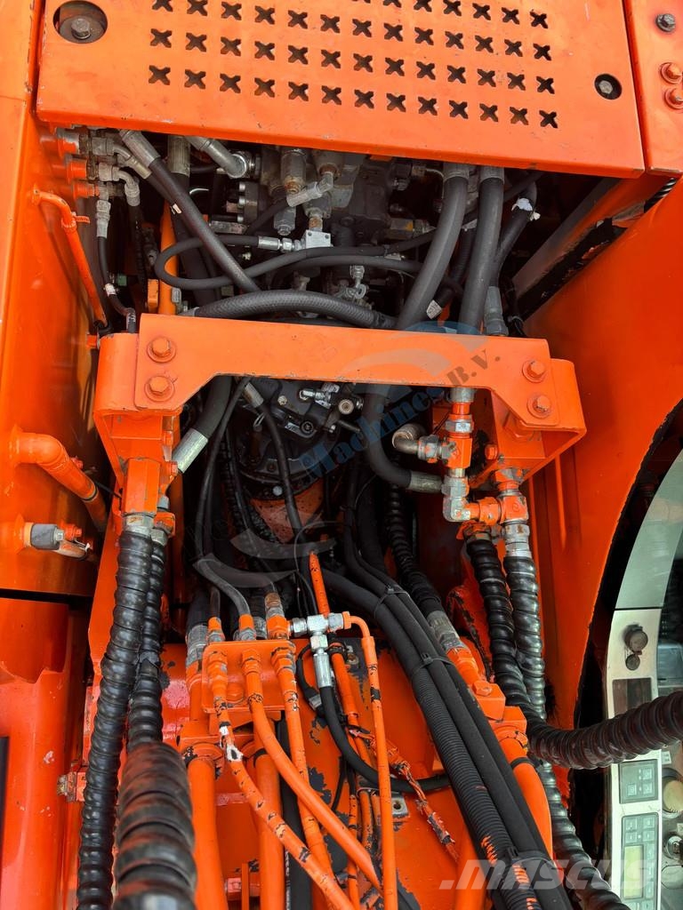 Doosan DX 140 LC Bagri goseničarji