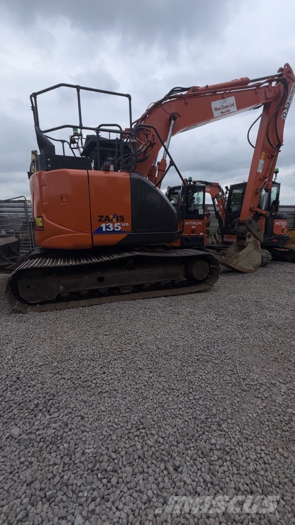 Hitachi ZX 135 US-6 حفارات زحافة