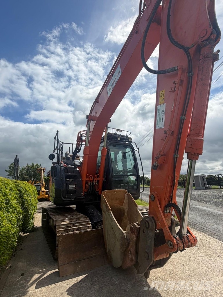 Hitachi ZX 135 US-6 حفارات زحافة
