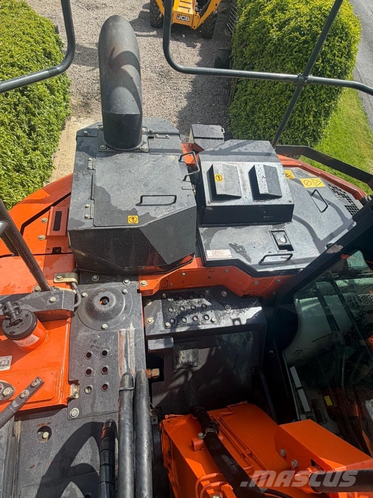 Hitachi ZX 135 US-6 حفارات زحافة