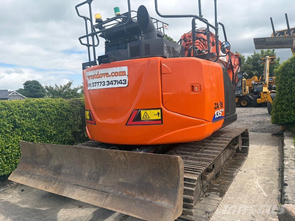 Hitachi ZX 135 US-6 حفارات زحافة