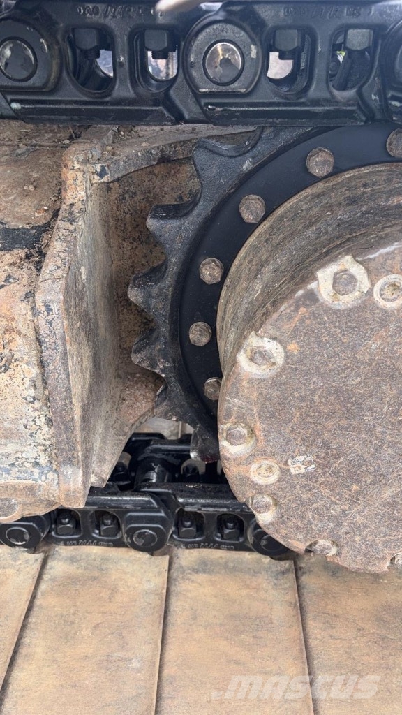 Hitachi ZX 135 US-6 حفارات زحافة