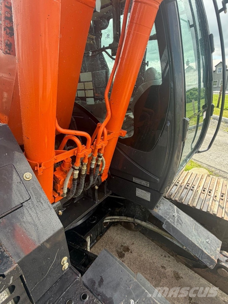Hitachi ZX 135 US-6 حفارات زحافة