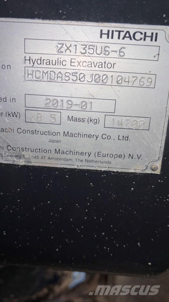Hitachi ZX 135 US-6 حفارات زحافة