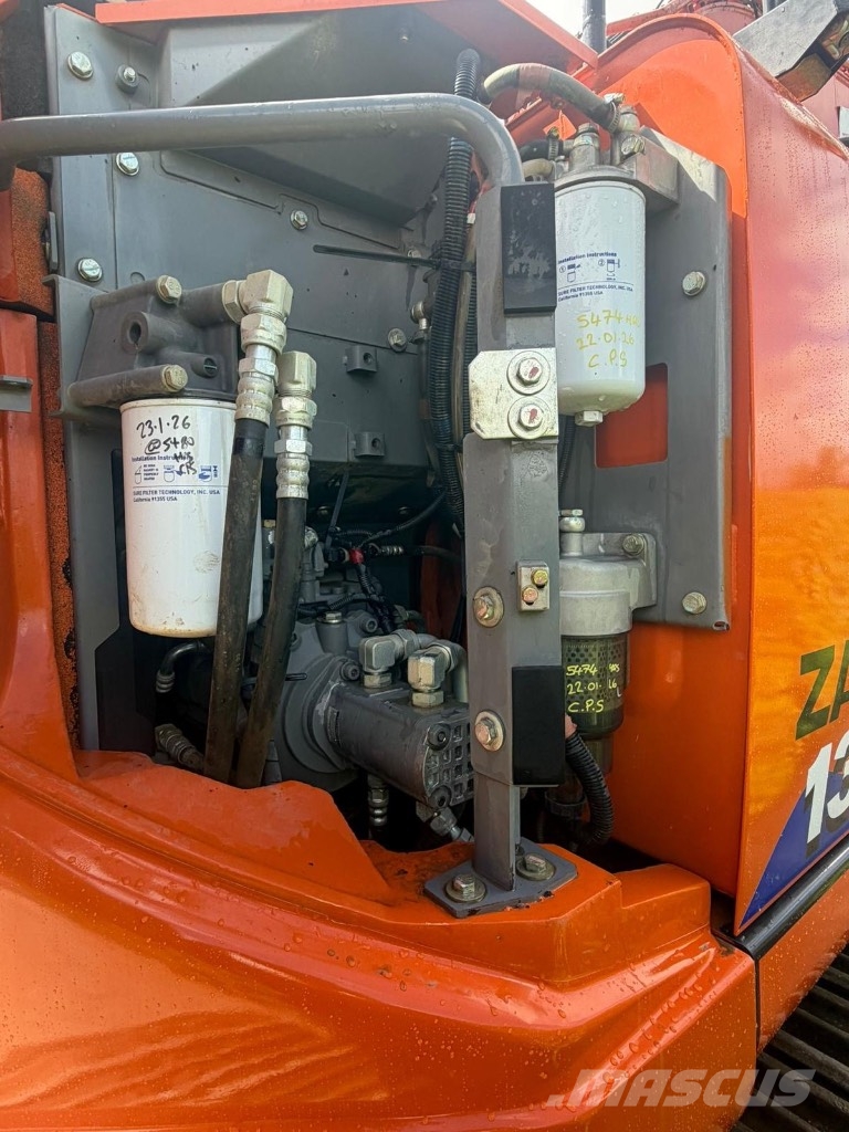 Hitachi ZX 135 US-6 حفارات زحافة