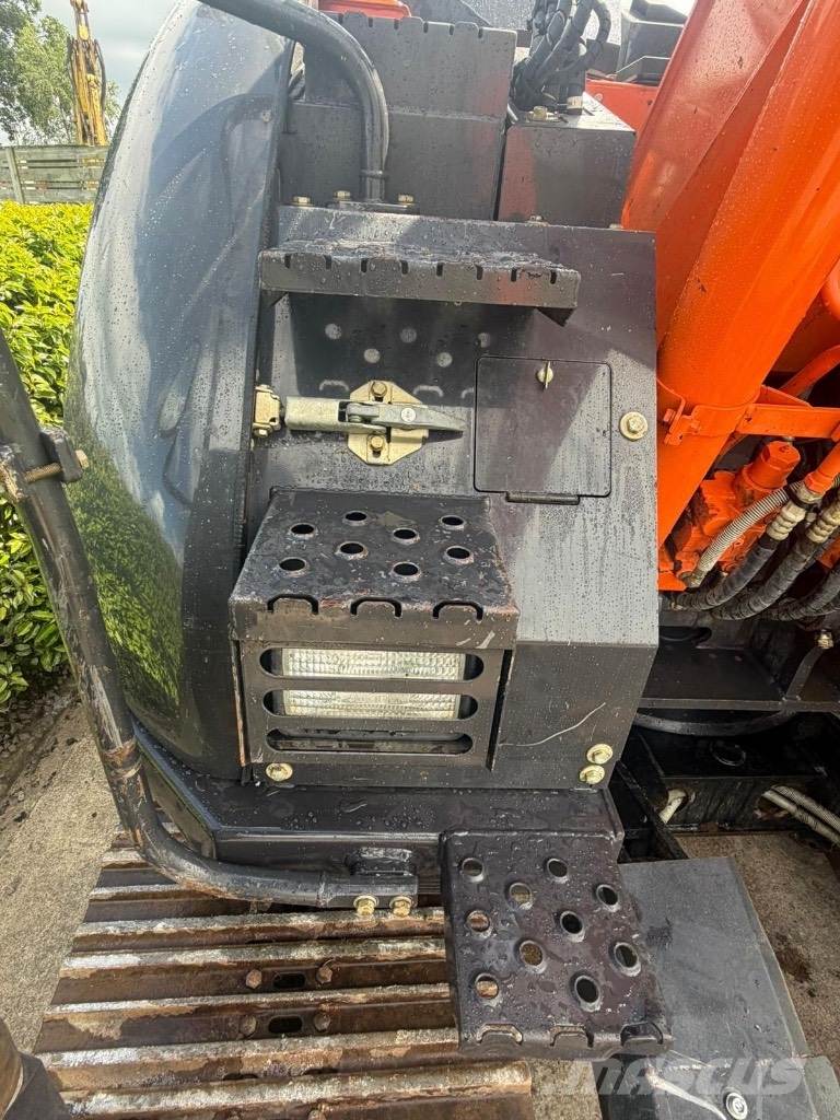 Hitachi ZX 135 US-6 حفارات زحافة