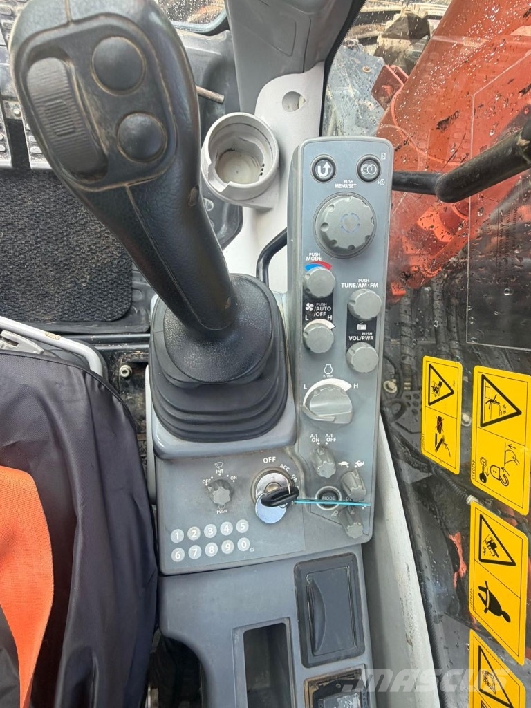 Hitachi ZX 135 US-6 حفارات زحافة