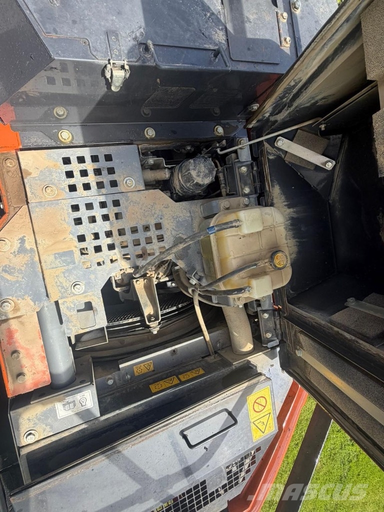 Hitachi ZX 135 US-6 حفارات زحافة