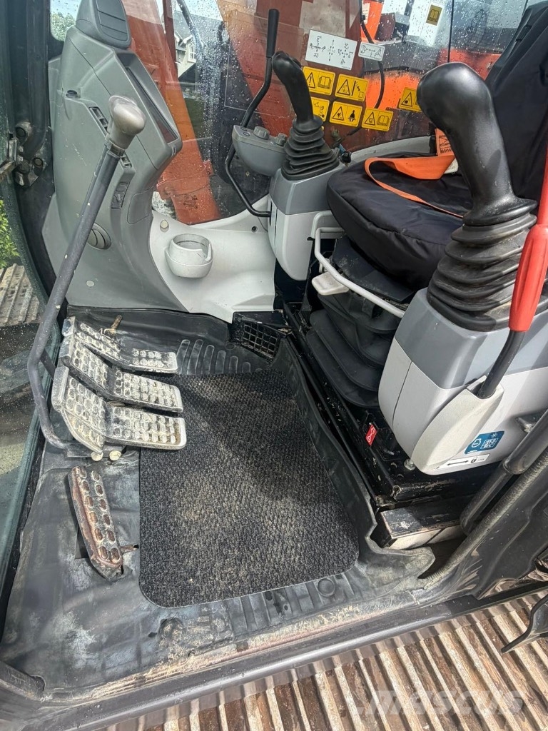 Hitachi ZX 135 US-6 حفارات زحافة