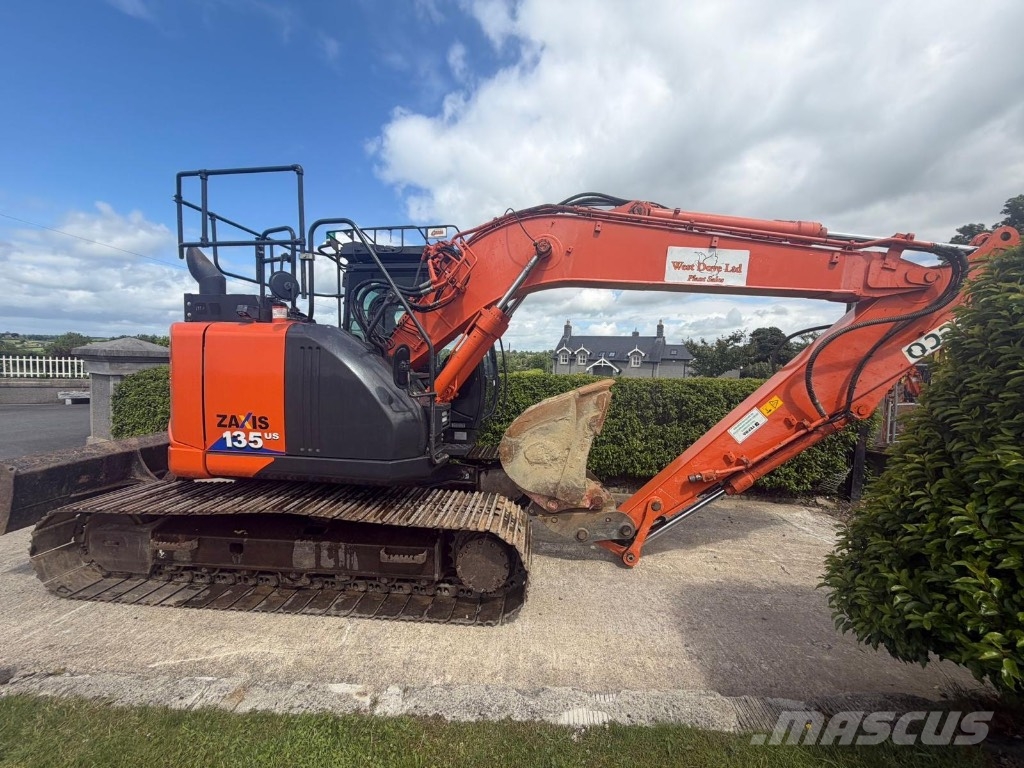 Hitachi ZX 135 US-6 حفارات زحافة