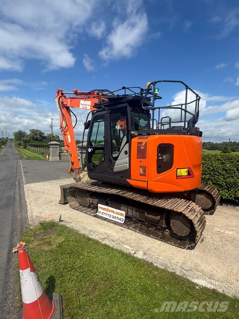 Hitachi ZX 135 US-6 حفارات زحافة