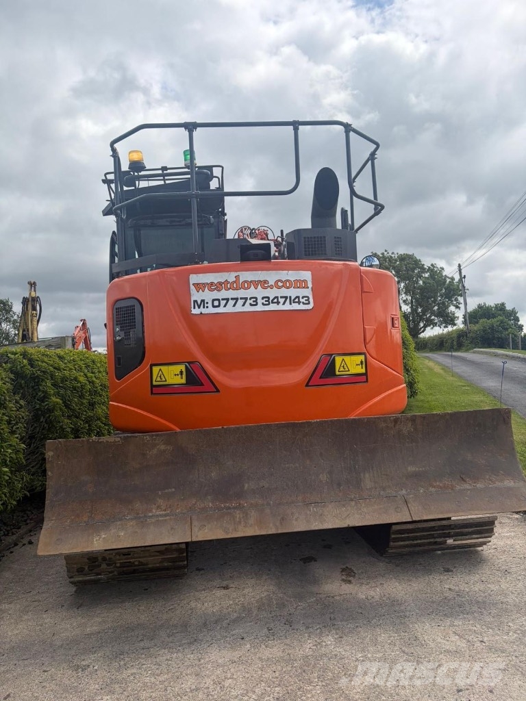 Hitachi ZX 135 US-6 حفارات زحافة