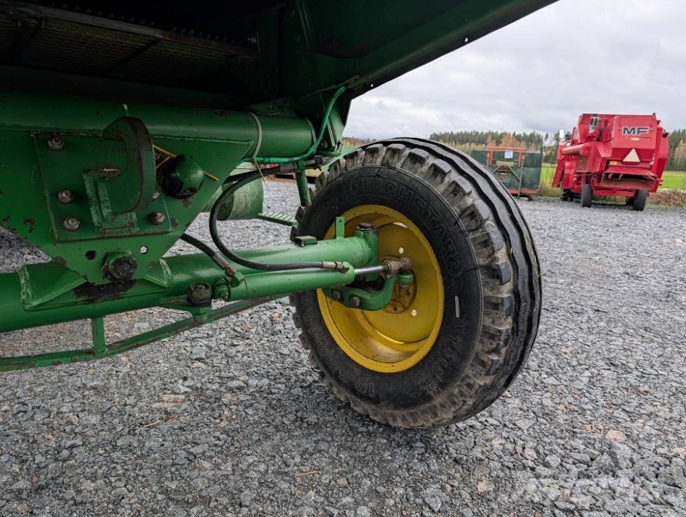 John Deere 1052, 4-sylinterinen turbo, katso video! Derliaus nuėmimo kombainai